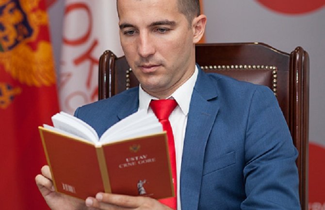 Bečić: Katnić da kaže ko vodi specijalni rat protiv njega