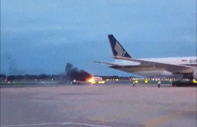  Singapur: Avion se zapalio poslije prinudnog slijetanja