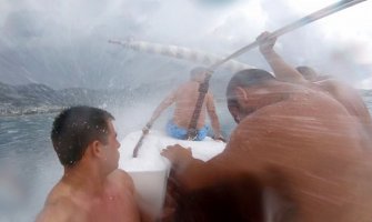 Uzbudljiva video-priča: Barane zadesila bura, u otežanim uslovima stigli do marine! (VIDEO)