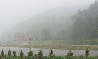 Grad, kiša i snažna grmljavina:Grom pogodio kuću u BP, u PV izgorele štale