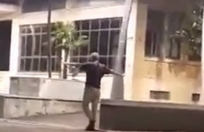 Ludi ljetni ples u centru Podgorice, oduševio prolaznike (VIDEO)