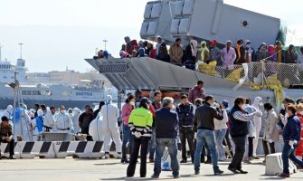 Izvučen brod koji je potonuo prošle godine sa 700 migranata 