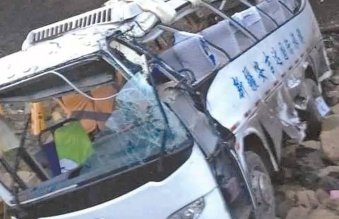 Autobus u Kini probio zaštitnu ogradu, sletio sa puta,  26 mrtvih