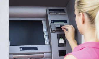 Bankomat dijelio 100 dolara umjesto 10, izbile tuče, reagovala policija