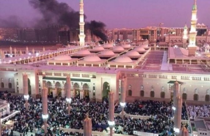 Šest poginulih u napadu bombaša samoubice ispred džamije u Medini (VIDEO)