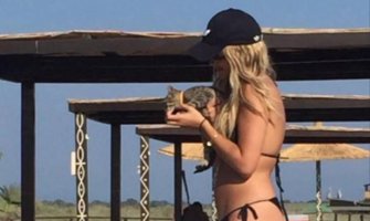 Rita Ora uživa na ulcinjskoj plaži (FOTO)