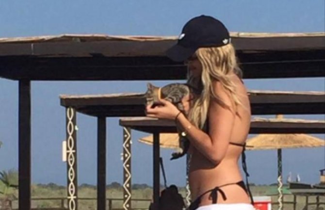 Rita Ora uživa na ulcinjskoj plaži (FOTO)