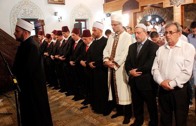 Bajram-namaz klanjan u više od 130 džamija u Crnoj Gori (FOTO)