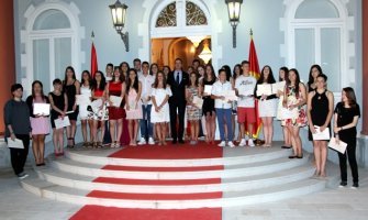 Cetinje: Uručene nagrade dobitnicama i dobitnicima priznanja “Luča”