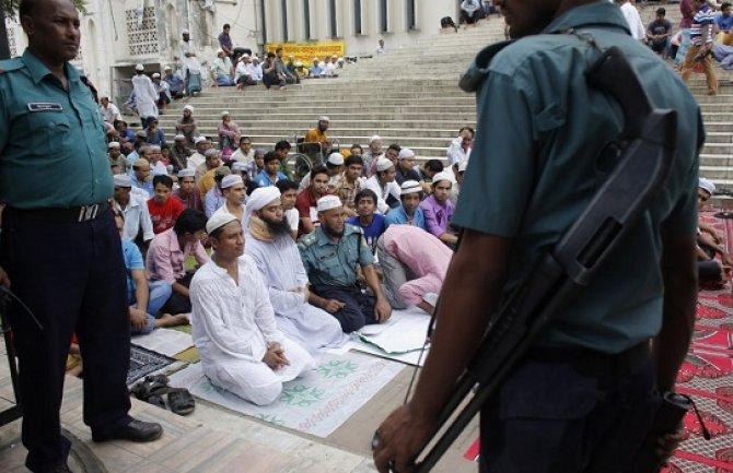 Radikalni islamisti bacili bombe tokom molitve 100.000 ljudi, ima žrtava