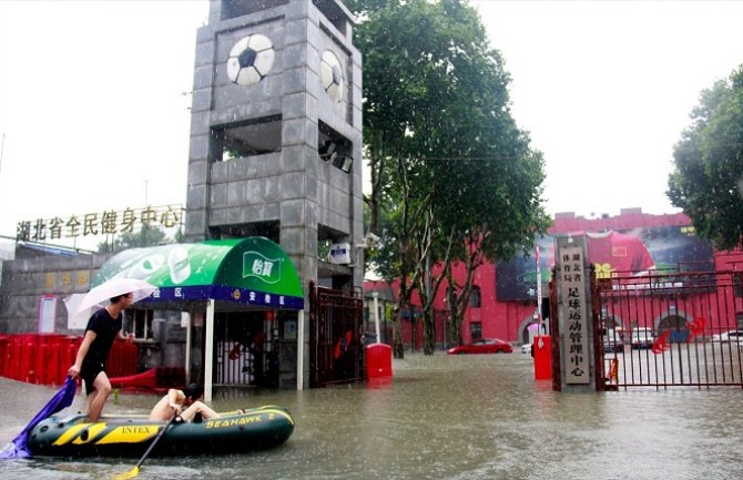 U poplavama u Kini poginulo 140 osoba, 41 nestala