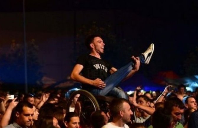 Bijeljina: Nepokretnog druga držali na rukama na koncertu! (FOTO)