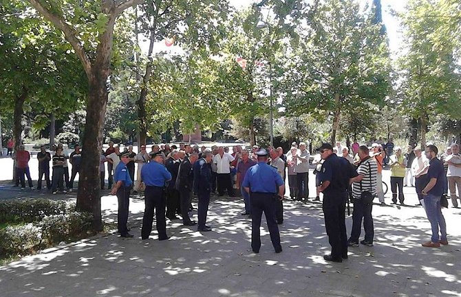 Tri mjeseca Kapovaca pred Skupštinom (FOTO)