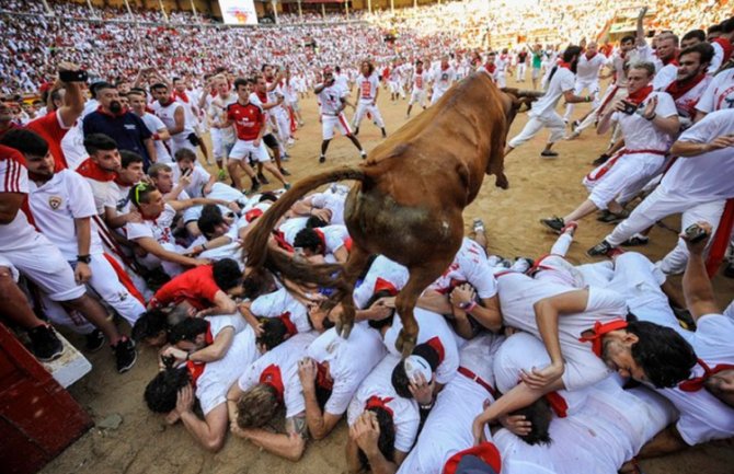 Pamplona: U trci sa bikovima muškarac  proboden rogovima