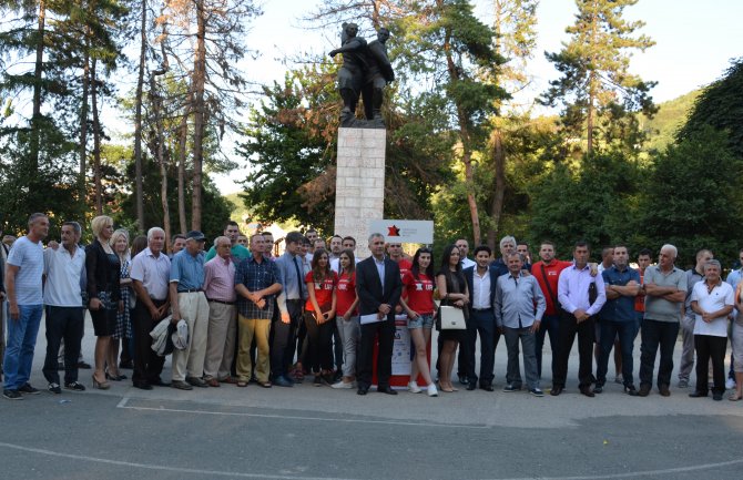 URA: Oni hoće da se kupaju na kraljevoj plaži, a da se svi mi iselimo