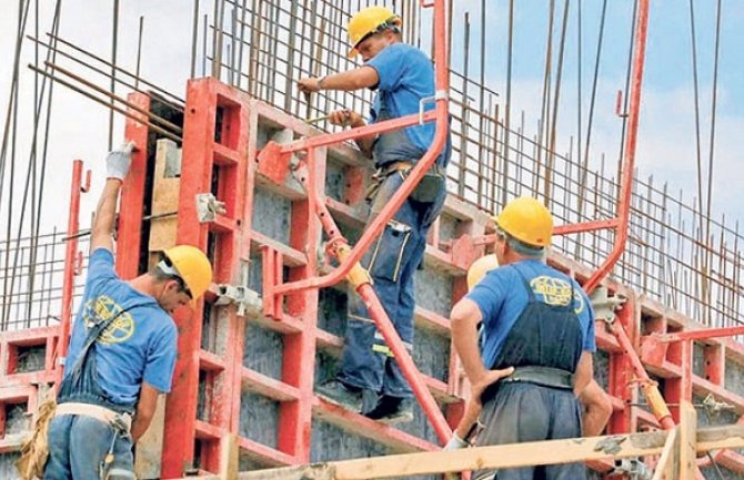 Talas visokih temperatura: Radnicima na otvorenom kao na roštilju
