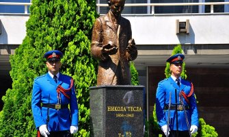 U Teslinu čast otkriven treći spomenik u Beogradu, puštena golubica u Zagrebu (Foto)