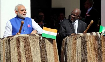 Premijer Indije i predsjednik Tanzanije svirali bubnjeve