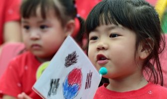 Južna Koreja: Sve više očeva odlazi na porodiljsko