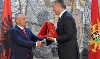  Đukanović odlikovan Ordenom nacionalne zastave Albanije