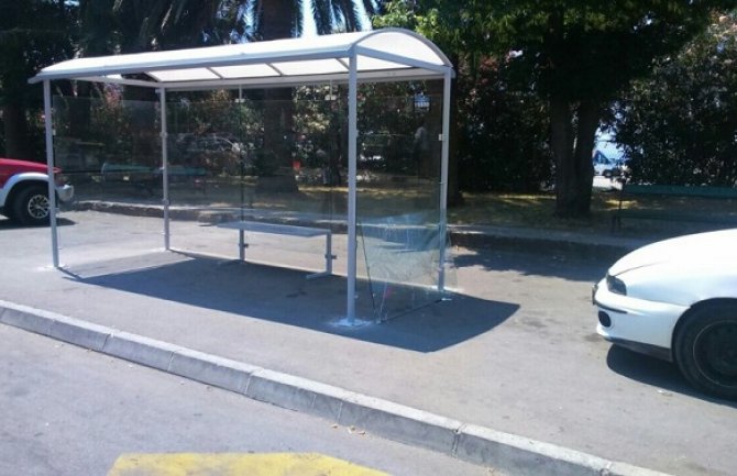 Vandali u Herceg Novom oštetili stajalište i nekoliko stubova javne rasvjete