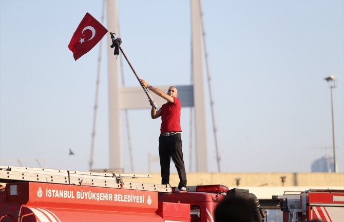  Erdogan pozvao građane da ostanu na ulicama, moguć novi udar