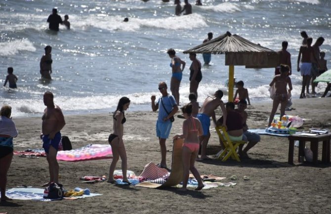 Ulcinj preplavili gosti iz BIH, zadovoljni cijenama