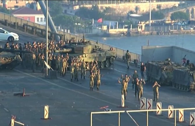 Posada turskog vojnog helikoptera traži azil u Grčkoj, mogući bijeg pripadnika pokreta Gulena