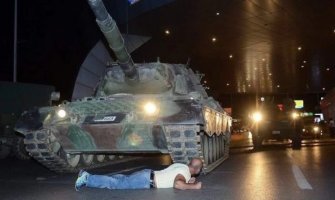 Istanbul:Pazarac legao pod tenk i zaustavio ga!