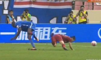 Demba Ba doživio stravičnu povredu (Video)