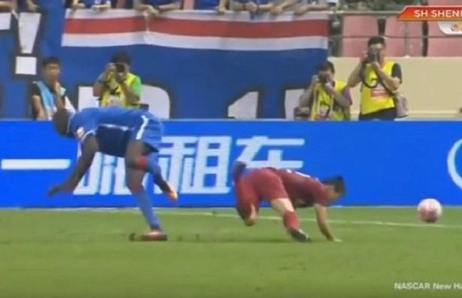 Demba Ba doživio stravičnu povredu (Video)