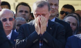  Erdogan zaplakao tokom govora na sahrani svog prijatelja (Foto)