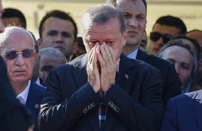  Erdogan zaplakao tokom govora na sahrani svog prijatelja (Foto)