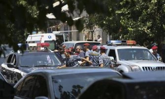 Jerevan: Naoružana grupa drži zarobljene policajce, nastavljaju se pregovori