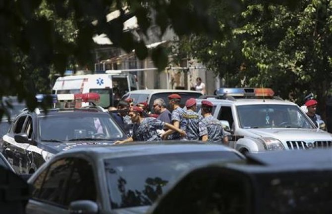 Jerevan: Naoružana grupa drži zarobljene policajce, nastavljaju se pregovori