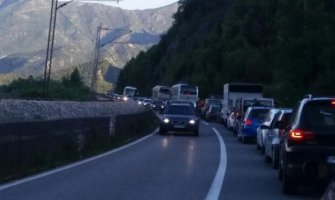 Na putu Podgorica-Bar: Sudar kamiona i automobila, gužve kod Virpazara (Video)