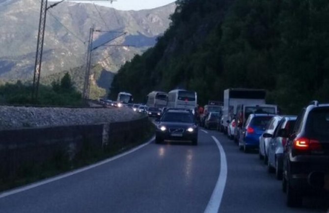 Na putu Podgorica-Bar: Sudar kamiona i automobila, gužve kod Virpazara (Video)