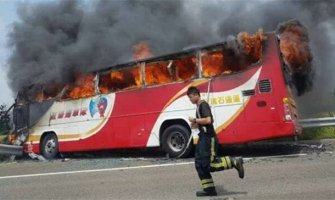 Autobus udario u ogradu i zapalio se, 26 turista stradalo (FOTO)