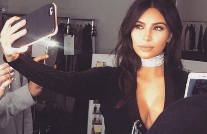 Kim Kardašijan zaradila 700 hiljada dolara slikajući selfije sat vremena!