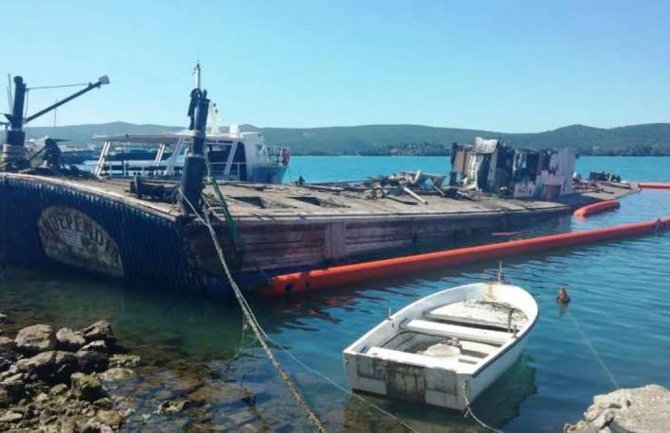 Tivat: Brod potonuo, traži se vlasnik (FOTO)