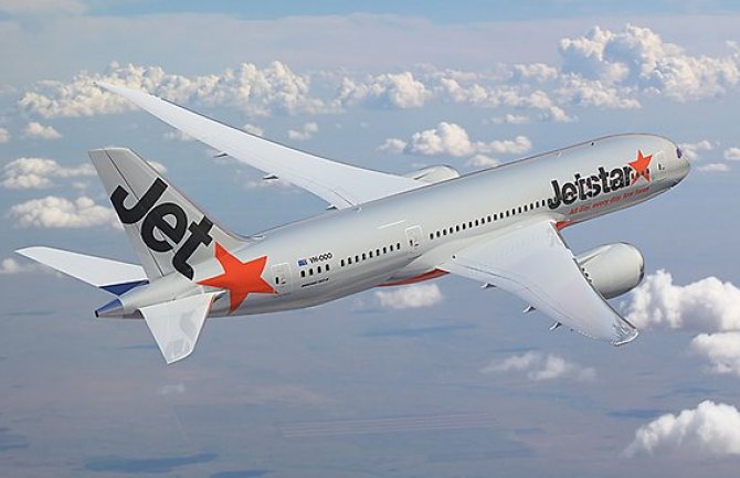 Preusmjerili avion zbog tuče pijanih putnika