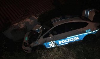 Vozilo policije sletjelo s puta u blizini Danilovgrada (FOTO)