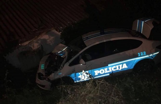 Vozilo policije sletjelo s puta u blizini Danilovgrada (FOTO)