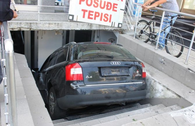 Bijelo Polje: Audi završio na stepenicama (FOTO)