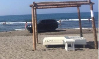 Ulcinj: Parkirao džipa tik uz more (FOTO)