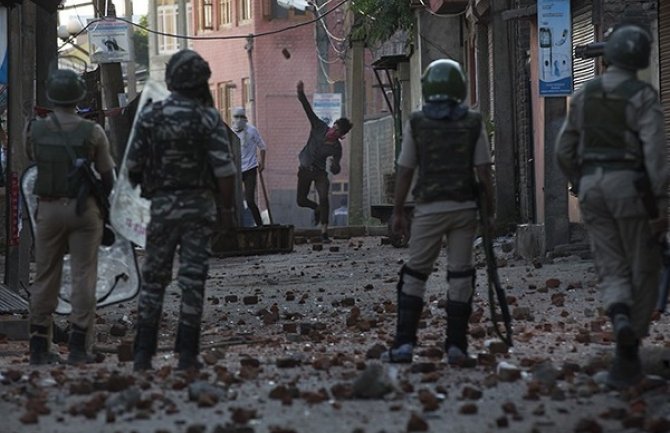 Četiri osobe poginule u sukobima u Kašmiru