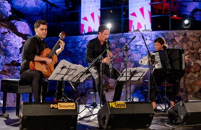 Miloš Karadaglić i prijatelji priredili muzičko-scenski spektakl 