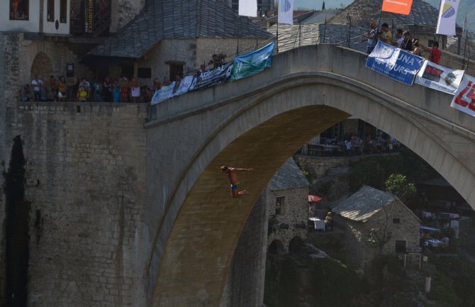 Po 450. put održani skokovi sa Starog mosta u Mostaru (VIDEO)