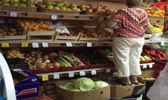 Nekultura u trgovini: Starija žena gazila po krompiru da bi dohvatila voće 
