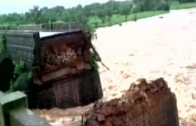 Indija: Srušio se most, sudbina desetina putnika nepoznata (VIDEO)